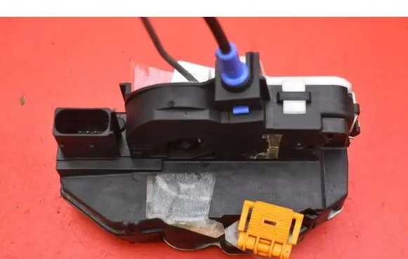 Opel Mokka X Front door lock 