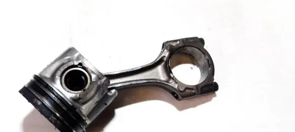 Toyota Avensis T250 Piston with connecting rod