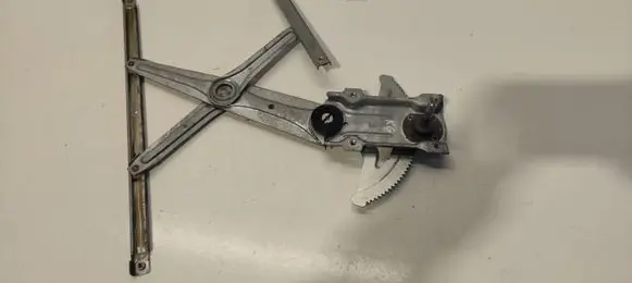 Rear door manual window regulator