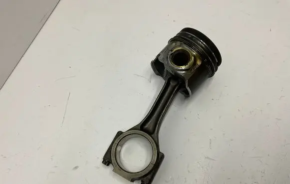 Volkswagen PASSAT B6 Piston with connecting rod