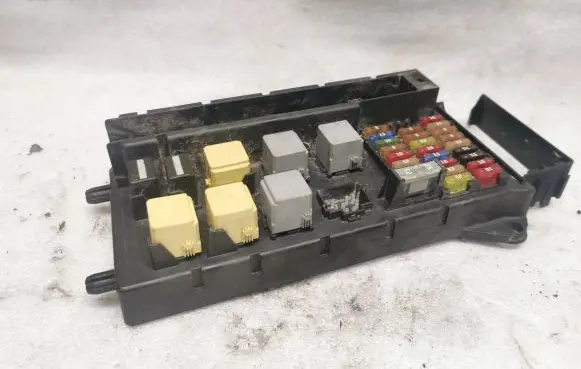 Mercedes-Benz B W246 W242 Fuse module 9065450101 5B11F0117 ZGS002ZQ001