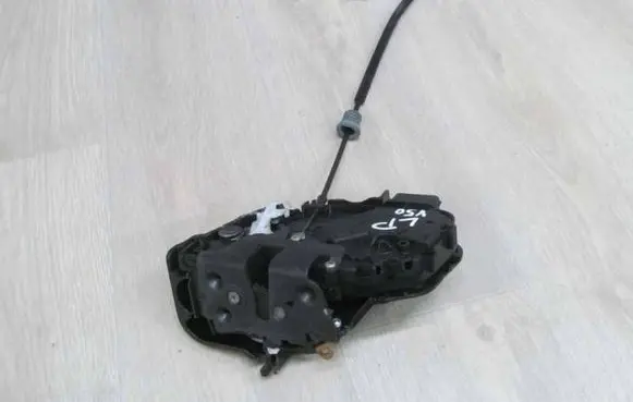 Volvo V50 Front door lock 30699438 32731