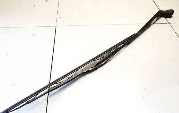 Front wiper blade arm