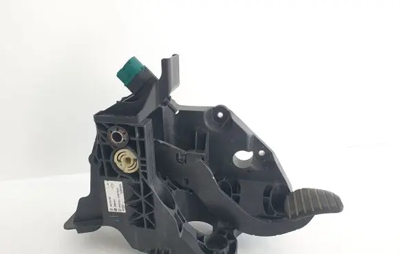 Opel Vivaro Brake pedal 465010176R 93868407