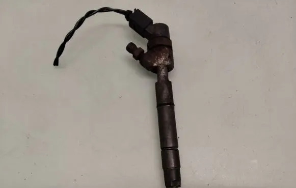 Mercedes-Benz A W168 Fuel injector 0445110015 A6680700687