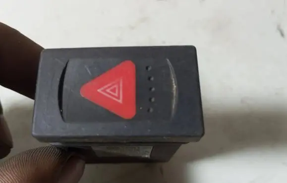 Volkswagen PASSAT B5.5 Hazard warning light relay 3B0953235D PA66GF30