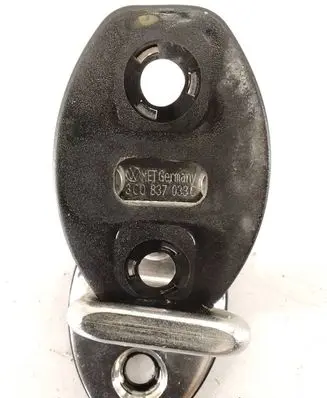 Volkswagen PASSAT B6 Front door lock loop/hook striker 3C0837033B