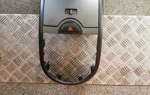 KIA Soul Radio/GPS head unit trim 847402K100