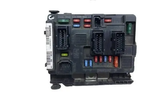 Peugeot 206 Fuse module 9643498980-KASACJ 9643498980