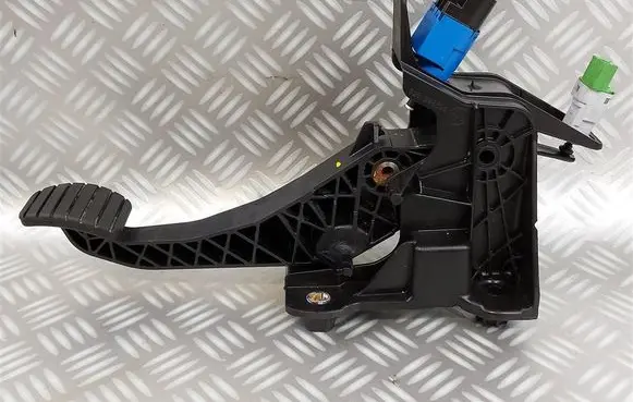 Dacia Sandero Clutch pedal 465033510R