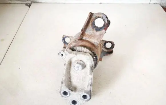 Ford Fiesta Engine mount bracket