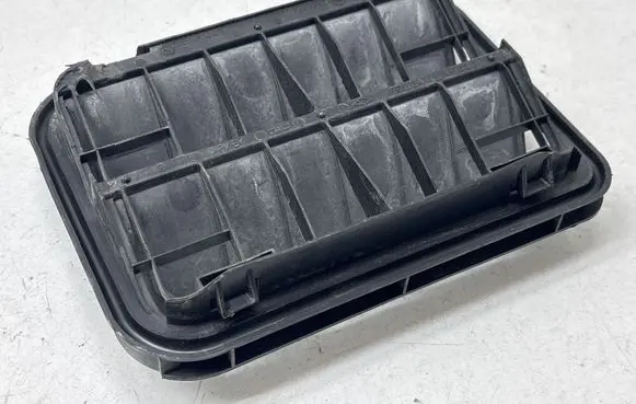 Renault Megane III Quarter panel pressure vent 7700838358