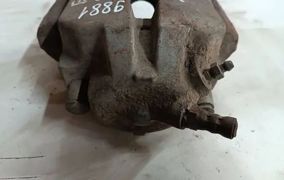 BMW 5 E39 Front brake caliper 9881