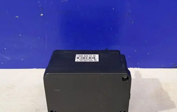 Mercedes-Benz E C207 W207 Central locking vacuum pump 0008003348 A59982000