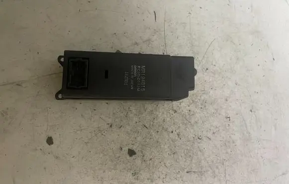 Mitsubishi Colt Electric window control switch C8DD142M 11Z5D1 MR194815