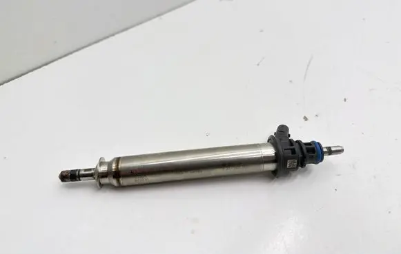Mercedes-Benz C W205 Fuel injector A2560705600 1N0030 3336X
