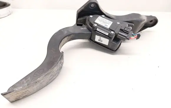 Hyundai Santa Fe Accelerator throttle pedal 10469A2B100