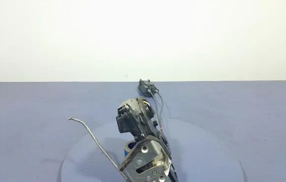 Suzuki Swift I Front door lock 
