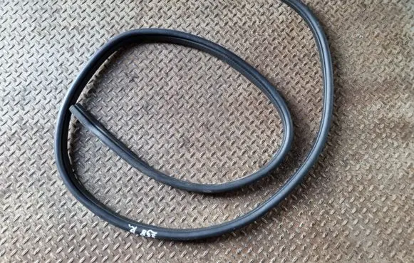 Rear door rubber seal (on body)