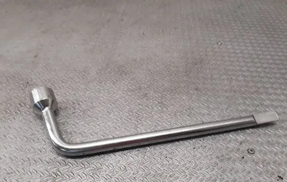 Toyota Avensis T250 Wheel nut wrench 