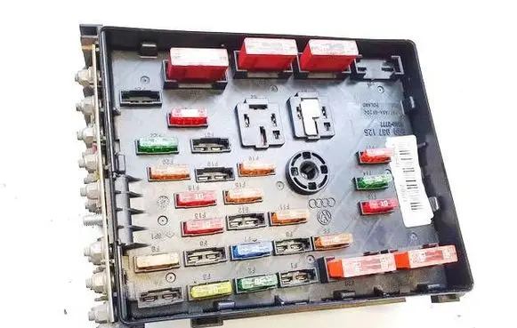 Volkswagen PASSAT B6 Fuse box set 3c0937125 6359-2777