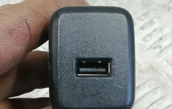 Opel Corsa E USB socket connector 042716 13596807 VWT40018004847H