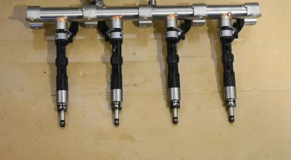 Porsche Cayenne (9Y0 9Y3) Fuel injector supply line/pipe 