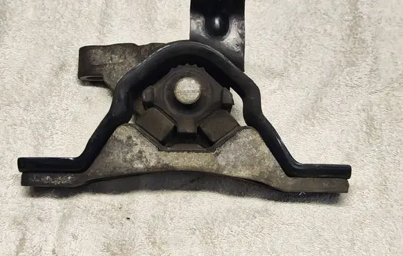 Chevrolet Captiva Engine mount bracket
