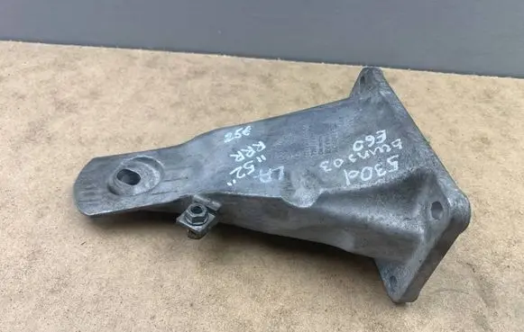 BMW 5 E60 E61 Engine mounting bracket 6761150 22116761150