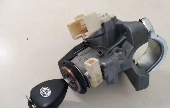 Toyota Avensis T270 Ignition lock 29653453