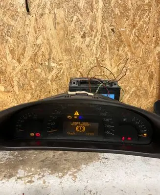Speedometer (instrument cluster)