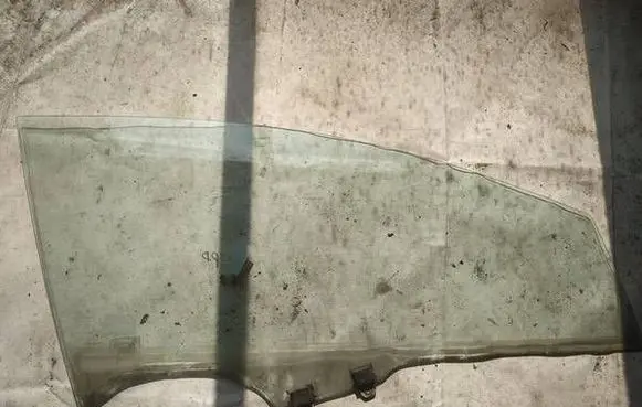 Honda Civic Front door window glass four-door as2
