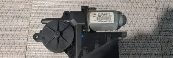 Volkswagen Polo Front door window regulator motor 6Q2959801A