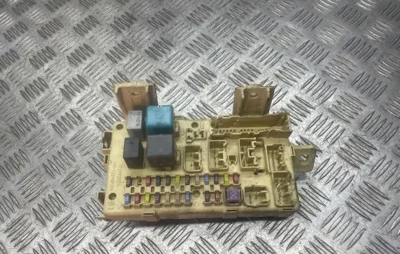 Toyota Avensis T250 Fuse module 82641CA010F 2420372142 03101601430202