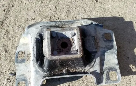 Ford Focus C-MAX Engine mount bracket 3M517M121