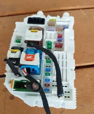 Peugeot 308 Fuse module 9842267980