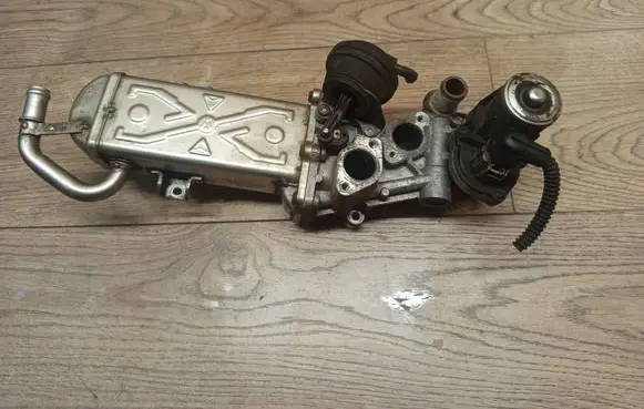 Volkswagen Touran I EGR valve cooler 03L131512C 8185304221M