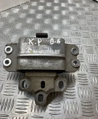 Volkswagen PASSAT B6 Engine mount bracket 3C0199555
