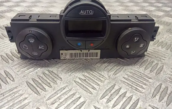 Renault Megane II Interior fan control switch 8200070752