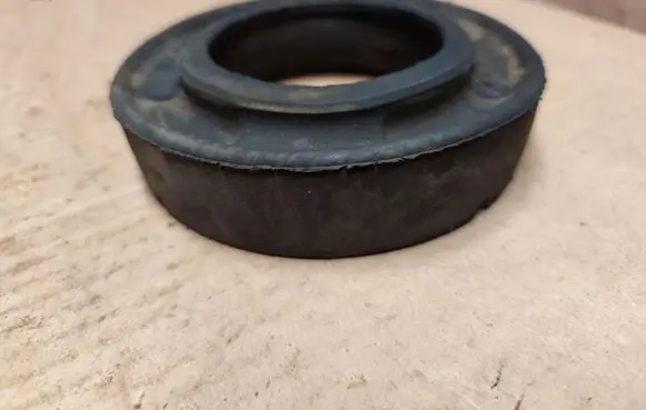Jeep Grand Cherokee (WJ) Front coil spring rubber mount 