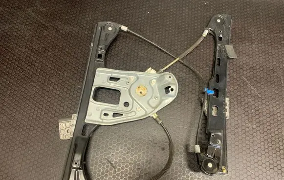 Mercedes-Benz C W203 Front door manual window regulator A2037203046