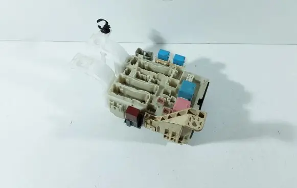 Toyota Yaris Fuse module 8273052700 705031270 9098704004