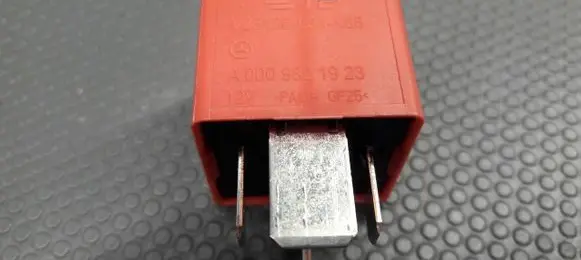 Mercedes-Benz E W213 Fuel pump relay A0009821923