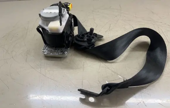 Seat Leon (5F) Front seatbelt 3066322
