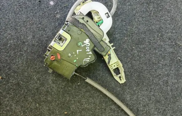 KIA Sportage Rear door lock 814103U010