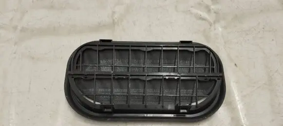 Quarter panel pressure vent