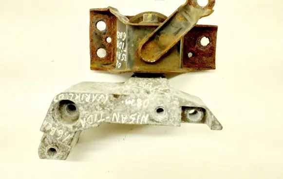 Nissan Tiida C11 Engine mount bracket