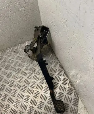 Toyota Avensis T250 Clutch pedal 