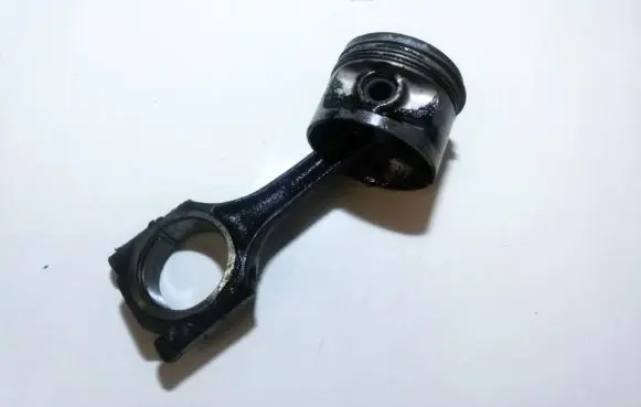 Volkswagen PASSAT B2 Piston with connecting rod