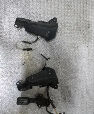 Toyota Avensis T250 Steering wheel buttons/switches 75B070